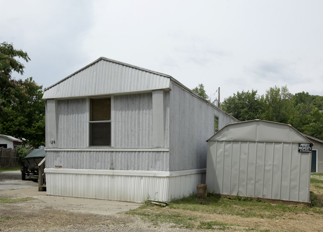 124 Babs Ln in Fenton, MO - Foto de edificio - Building Photo