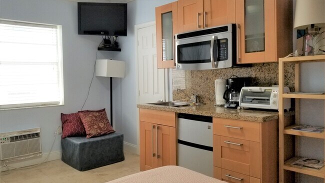 335 Ocean Dr in Miami Beach, FL - Foto de edificio - Building Photo