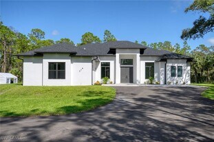 219 33rd Ave NW in Naples, FL - Building Photo