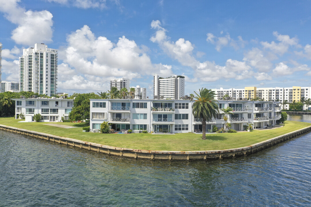 Biscayne Sea Club in North Bay Village, FL - Building Photo