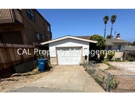 1589 Waring St in Seaside, CA - Building Photo