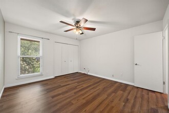 8113 Baywood Dr in Austin, TX - Foto de edificio - Building Photo
