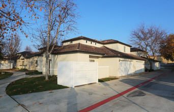 Liberty Park Apartments in Bakersfield, CA - Foto de edificio - Building Photo