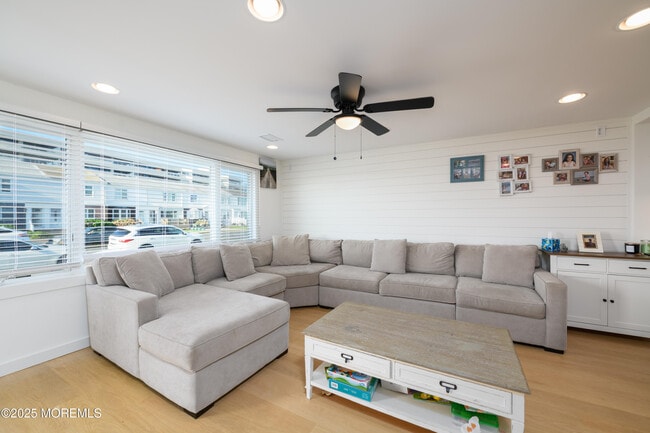 property at 9 Vine Ct
