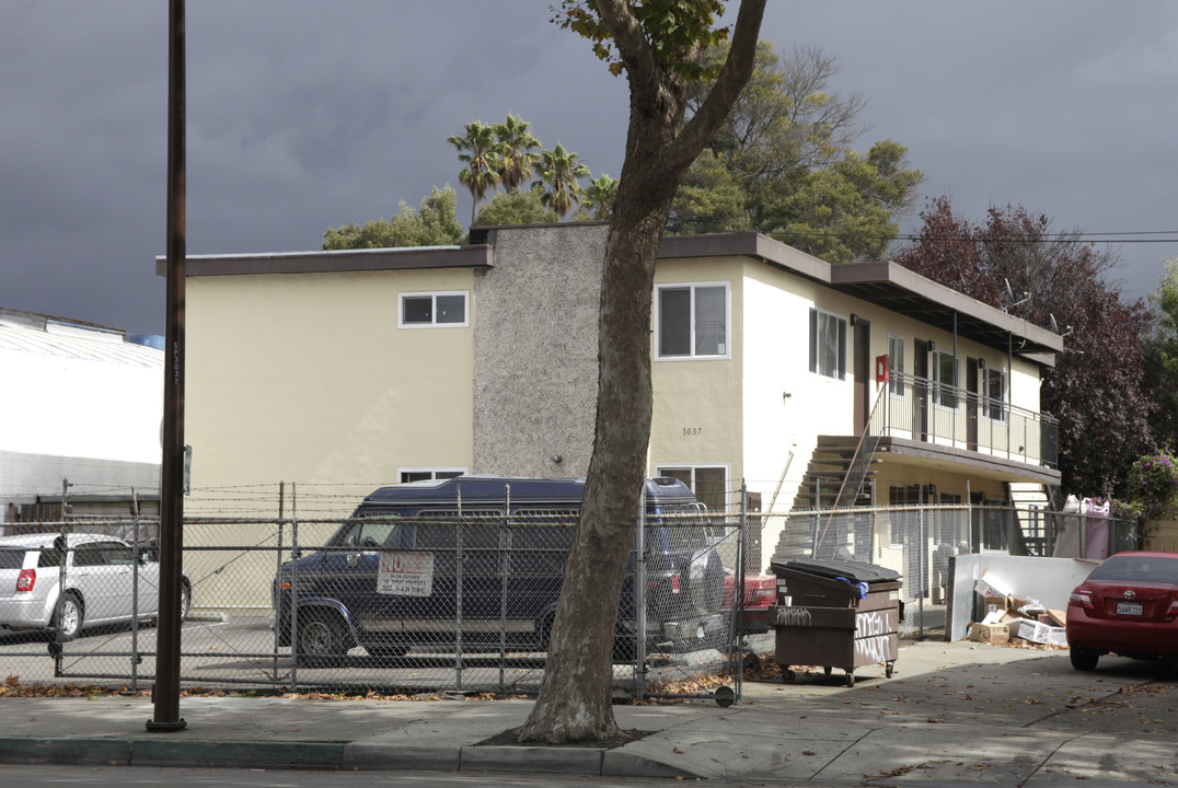 3037 San Pablo Ave in Berkeley, CA - Foto de edificio