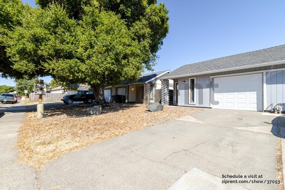 8001 Zenith Dr in Citrus Heights, CA - Building Photo