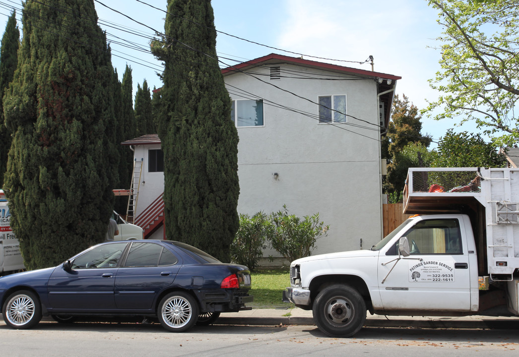 661 Hampshire Ave in Redwood City, CA - Building Photo