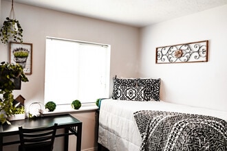 Summerwood Student Living in Orem, UT - Building Photo - Building Photo