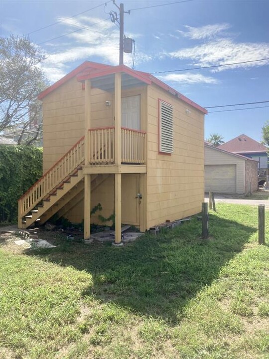 1907 1st St in Galveston, TX - Building Photo