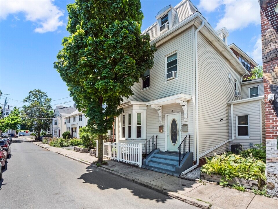 4 George St, Unit 1 in Somerville, MA - Building Photo
