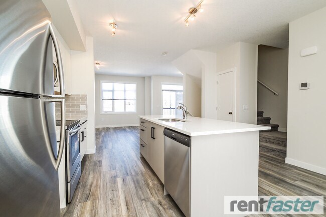 600 Bellerose Dr in St. Albert, AB - Building Photo - Building Photo
