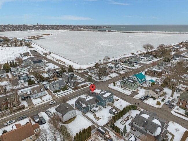 97 Eustis Ave in Newport, RI - Foto de edificio - Building Photo