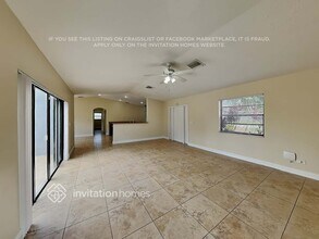 14730 SW 158th St in Miami, FL - Foto de edificio - Building Photo