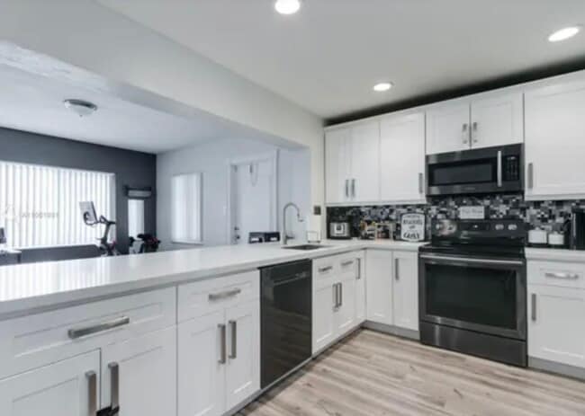 7204 NW 77th St in Tamarac, FL - Building Photo - Building Photo