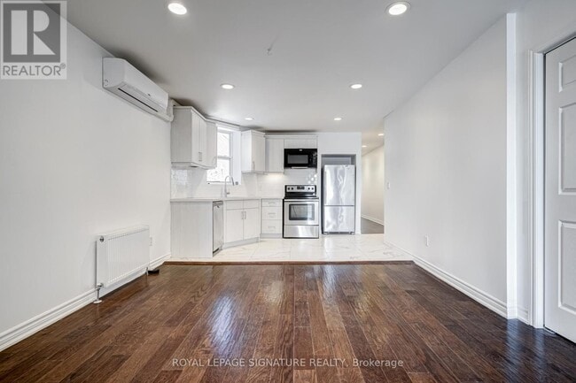 1116 College St in Toronto, ON - Building Photo - Building Photo