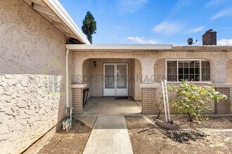 3649 Astral Dr in Sacramento, CA - Foto de edificio - Building Photo