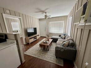 5687 Akra Ave in Jacksonville, FL - Building Photo - Building Photo