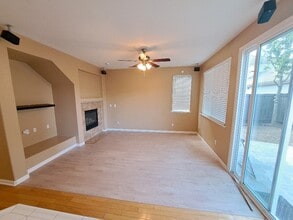 4950 Trouville Ln in Sacramento, CA - Foto de edificio - Building Photo