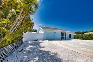 331 Peary Rd in Venice, FL - Building Photo