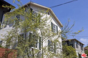 2547 Canyon Dr in Los Angeles, CA - Building Photo