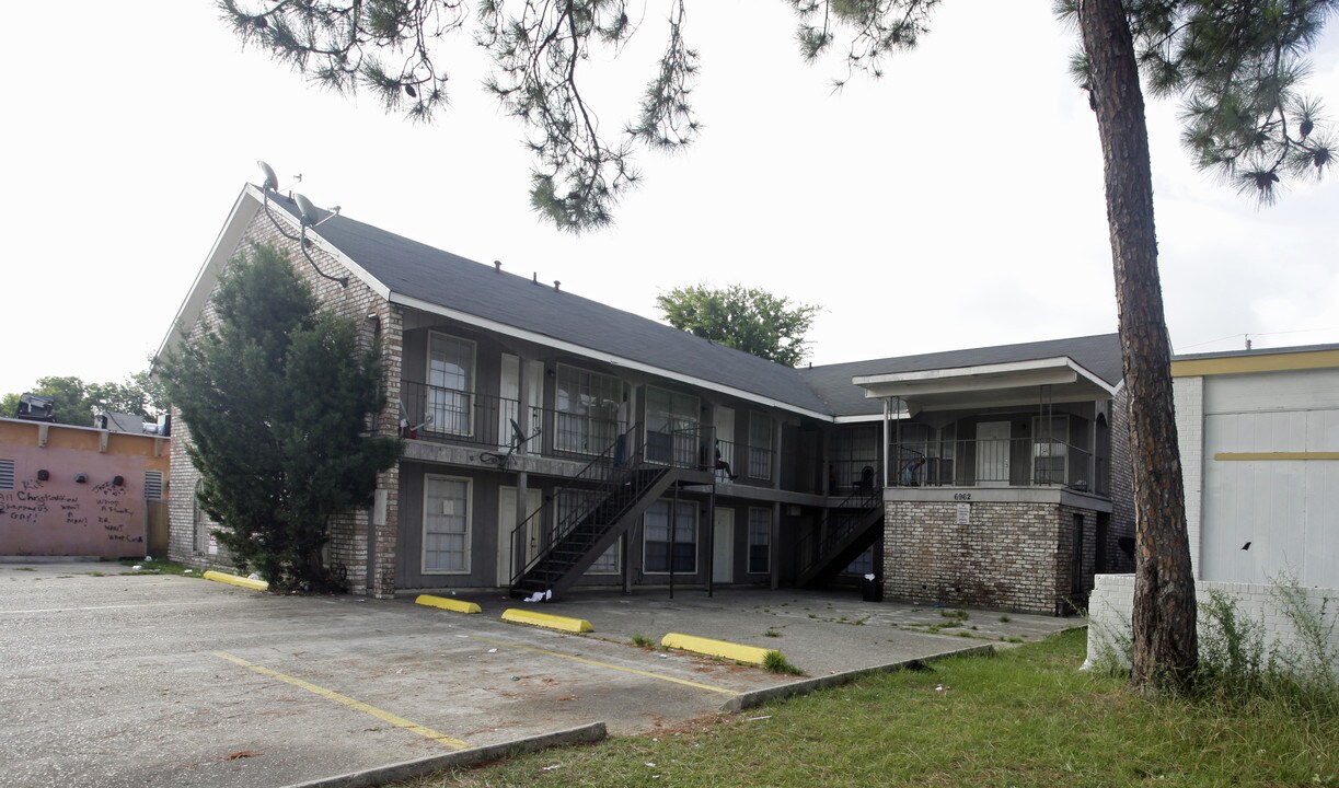 6962 Titian Ave in Baton Rouge, LA - Foto de edificio