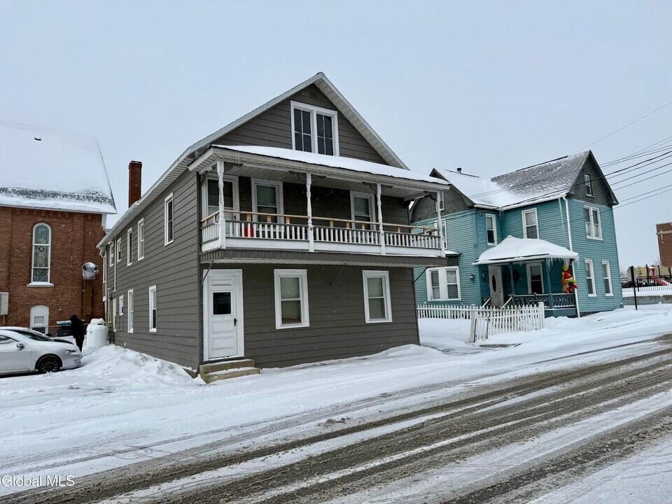 13 School St in Stillwater, NY - Building Photo