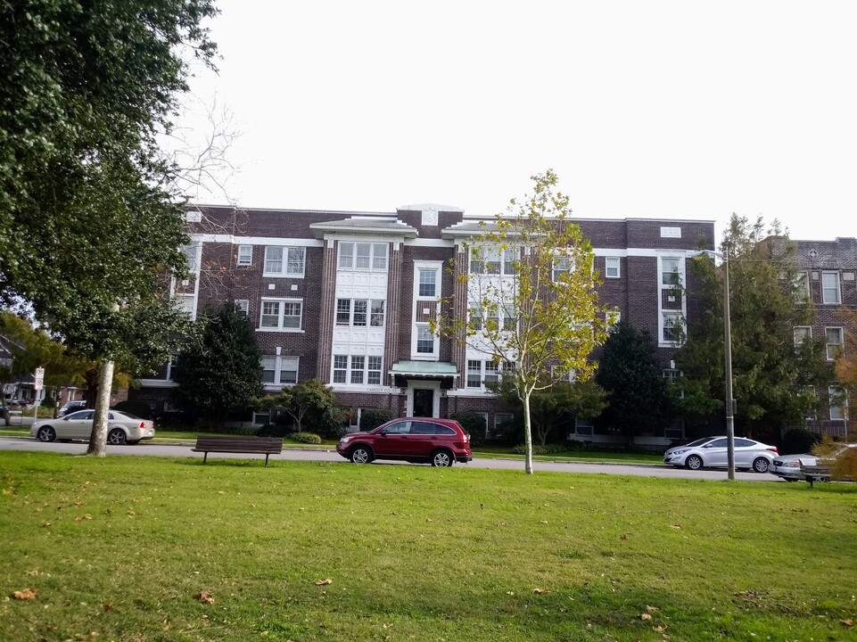 Camelot Court in Norfolk, VA - Building Photo