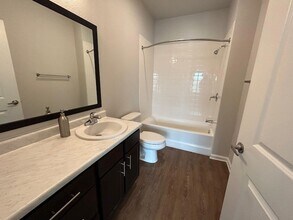 2136 W 34th St, Unit 131 in Houston, TX - Building Photo - Building Photo