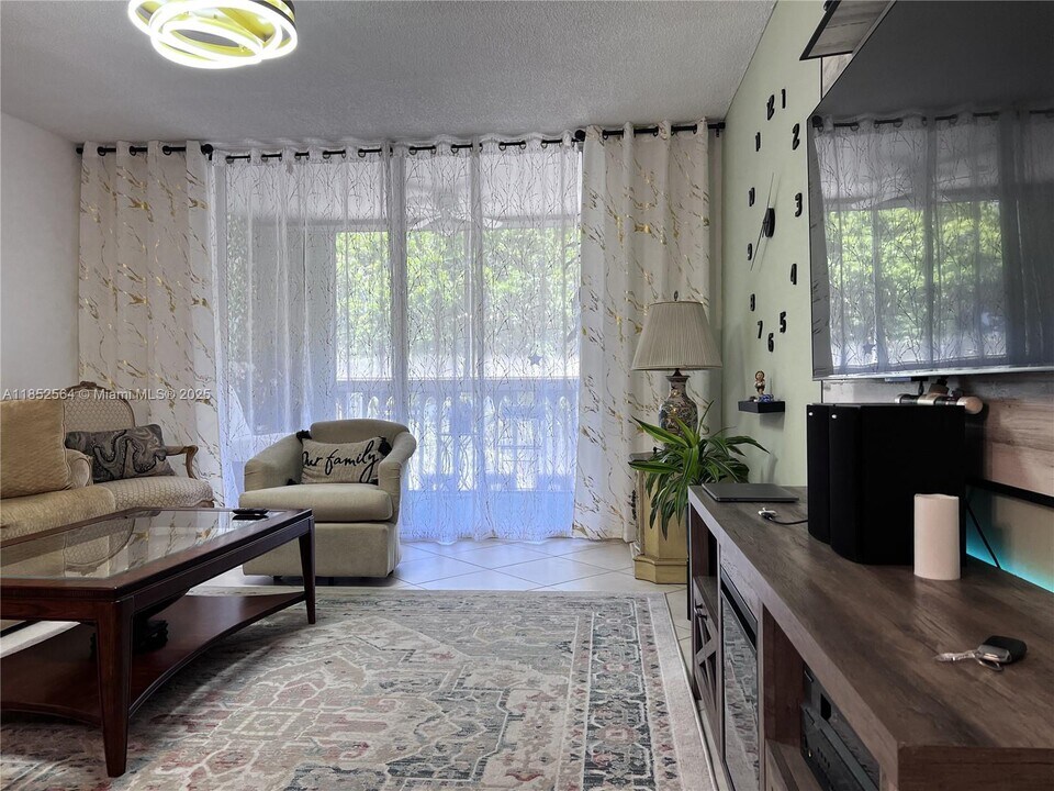 320 NE 12th Ave in Hallandale Beach, FL - Building Photo