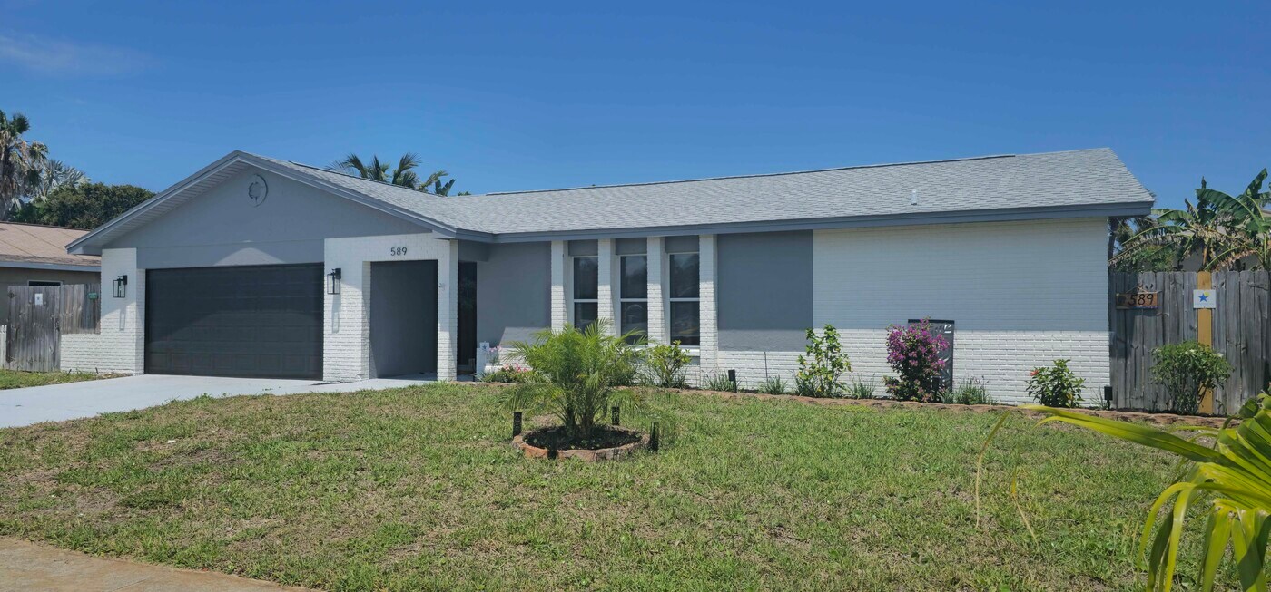 589 Coconut St in Satellite Beach, FL - Building Photo