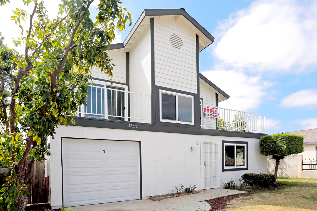 12250 216th St in Hawaiian Gardens, CA - Foto de edificio