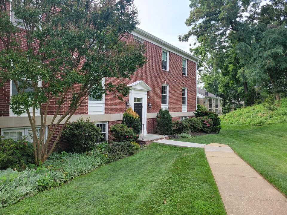 341 Homeland Southway, Unit 2B in Baltimore, MD - Building Photo