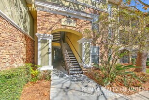 2402 Courtney Meadows Ct in Tampa, FL - Building Photo