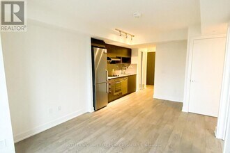 7-707 Mabelle Ave in Toronto, ON - Building Photo - Building Photo