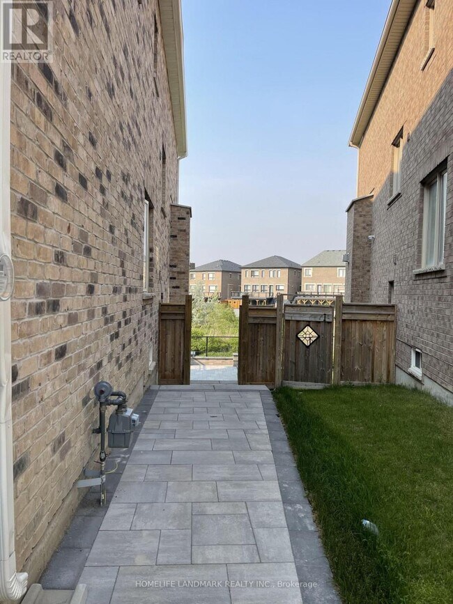 212 Scrivener Dr in Aurora, ON - Building Photo - Building Photo