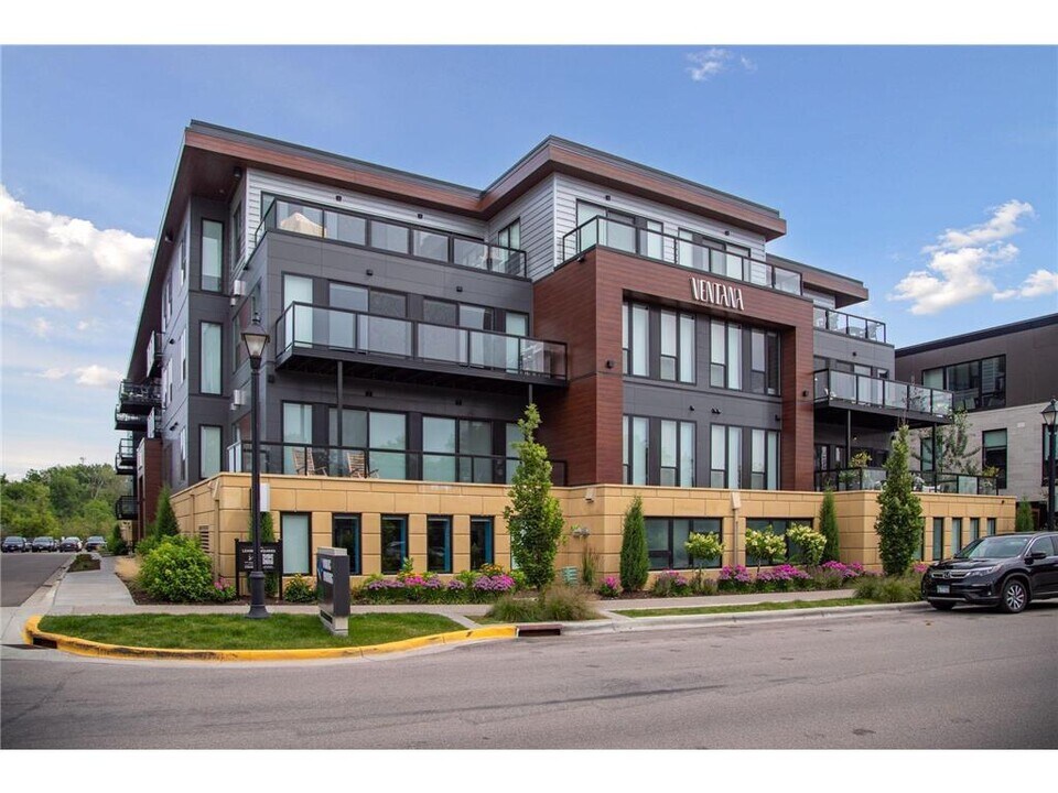 253 Lake St E in Wayzata, MN - Building Photo