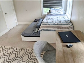 835 N Raymond Ave in Pasadena, CA - Foto de edificio - Building Photo