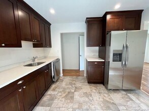 35 Dunes Ln in Port Washington, NY - Building Photo - Building Photo