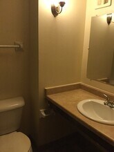 8911-B N 95th St in Milwaukee, WI - Foto de edificio - Building Photo