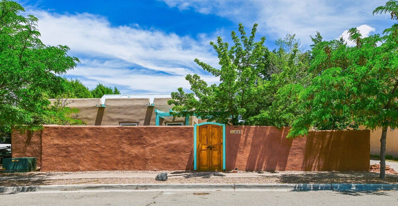 4225 Vuelta Colorada in Santa Fe, NM - Building Photo