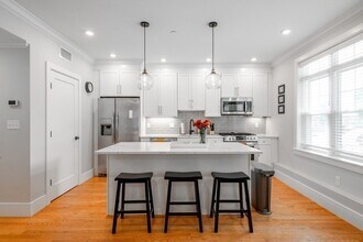 315 College Farm Rd in Waltham, MA - Building Photo - Building Photo