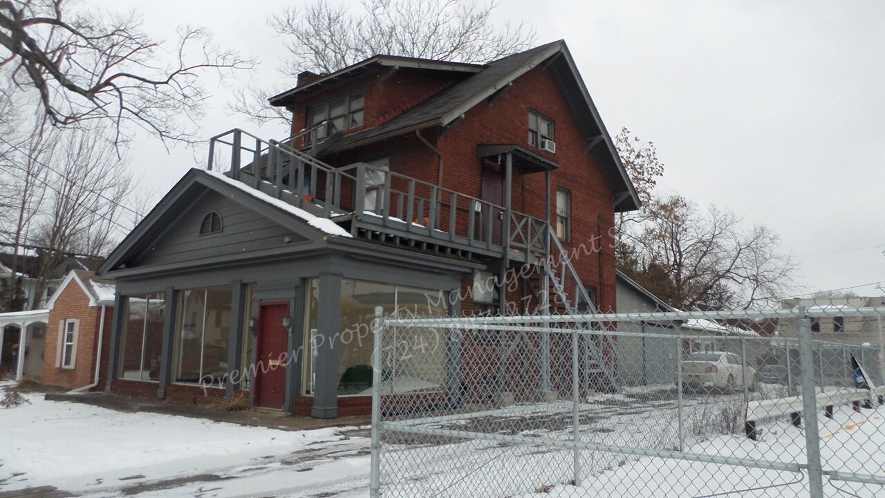 145 E Wallace Ave in New Castle, PA - Building Photo