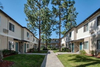 Walnut Heights in Walnut, CA - Foto de edificio - Building Photo