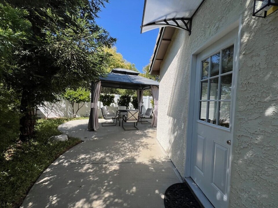 6022 E Larkellen Ct in Oak Park, CA - Building Photo