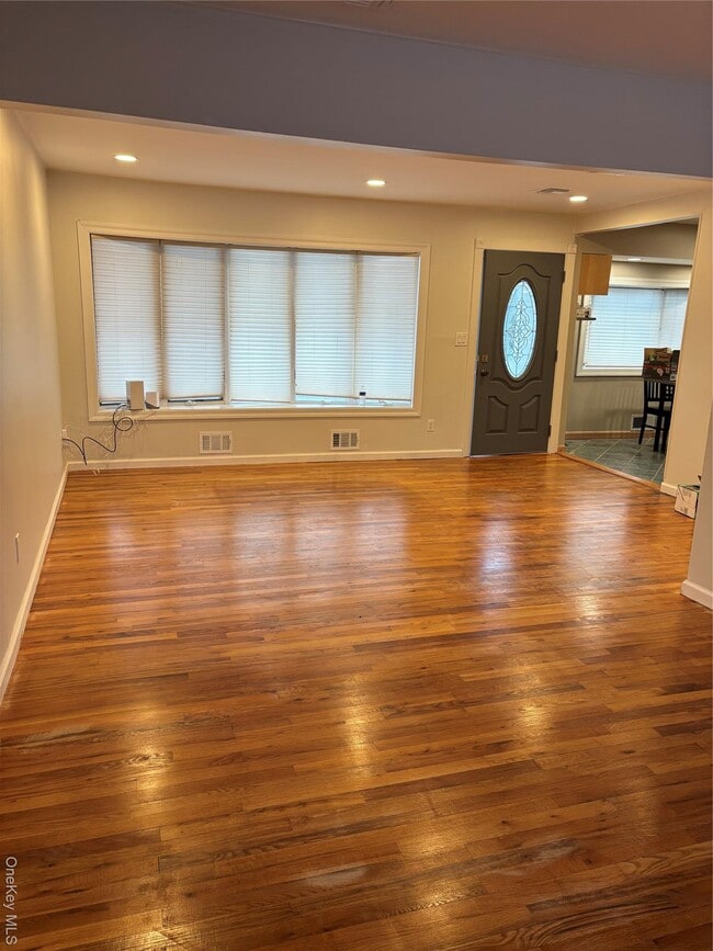 23 W Court Dr in Centereach, NY - Building Photo - Building Photo