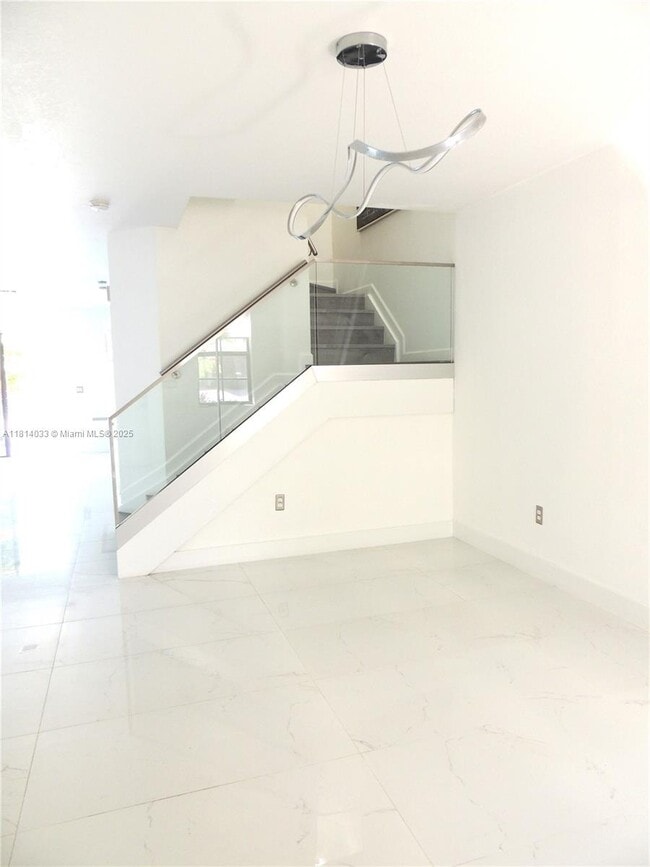 9336 W 34th Ct in Hialeah, FL - Foto de edificio - Building Photo