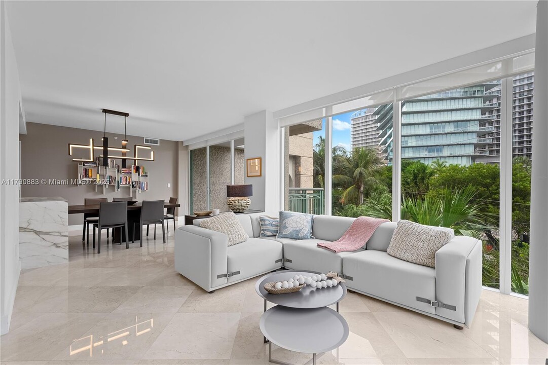 3400 SW 27th Ave, Unit 201 in Miami, FL - Foto de edificio
