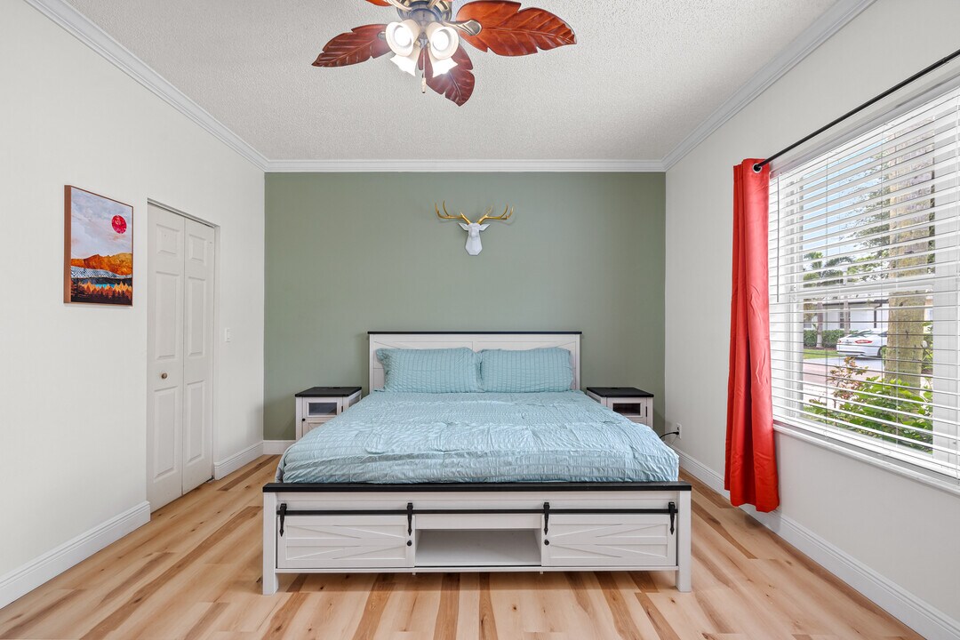 1242 Olympic Cir in Greenacres, FL - Foto de edificio