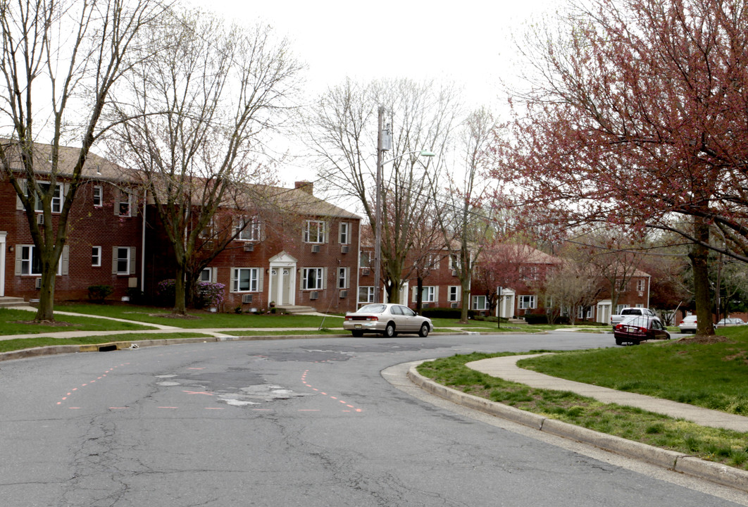 Riverview at Edison in Edison, NJ - Building Photo