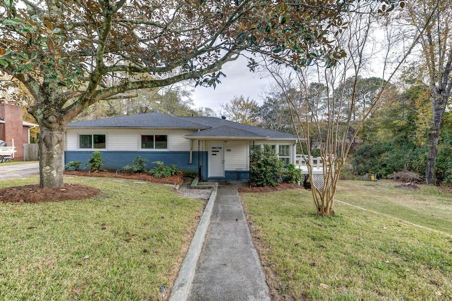 1045 Riverview Dr in Hanahan, SC - Building Photo